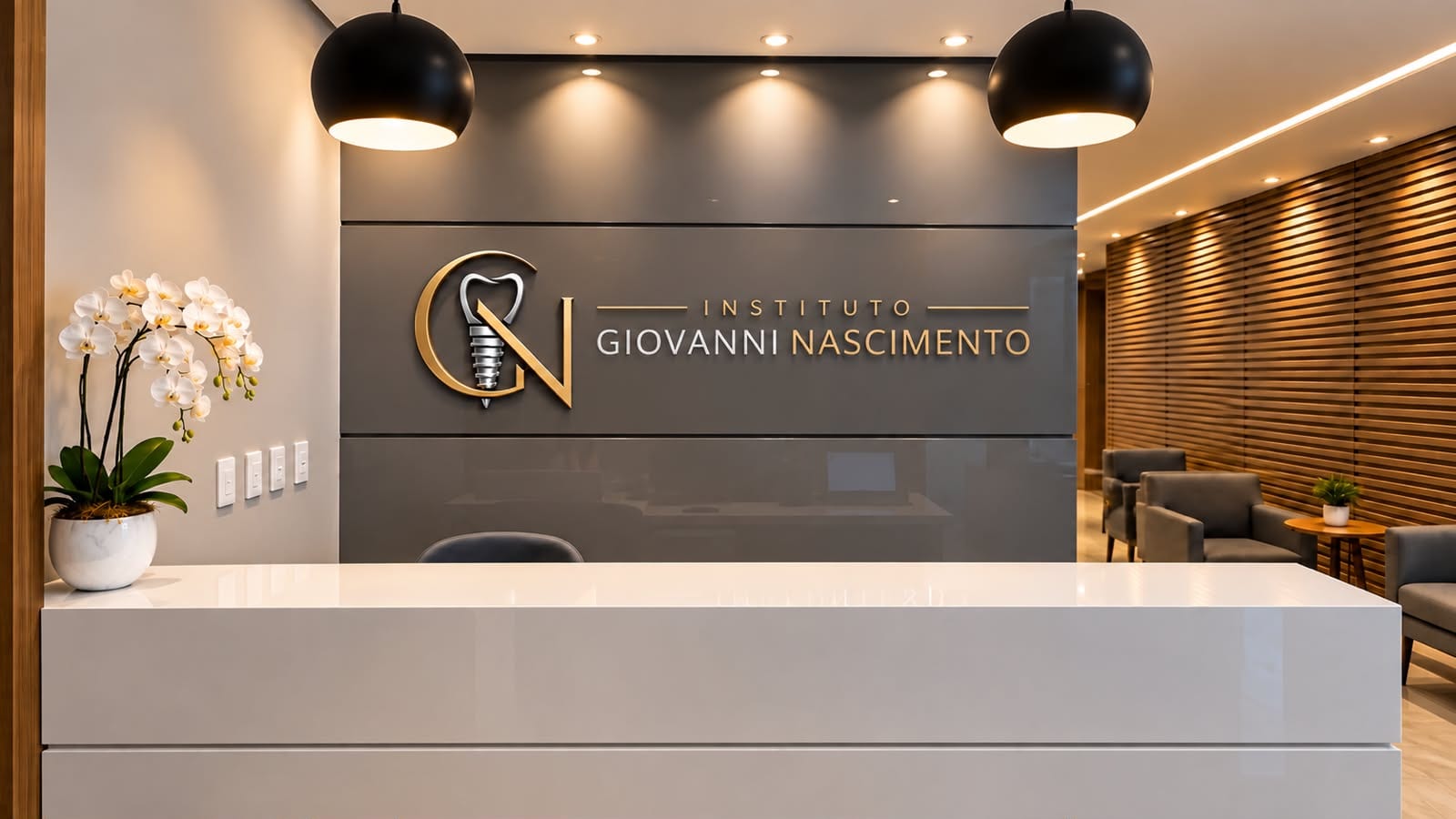 Recepção do Instituto Giovanni Nascimento, com o logotipo em relevo na parede